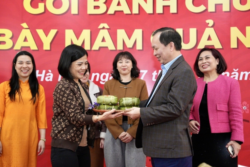 Phó Thống đốc Thường trực NHNN nhận những tấm bánh chưng được đấu giá từ thiện Phó Thống đốc Thường trực NHNN nhận những tấm bánh chưng được đấu giá từ thiện
