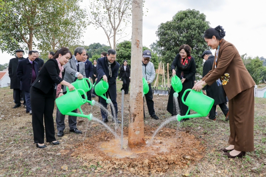 Các vị đại biểu chăm sóc cây trồng tại Khu di tích