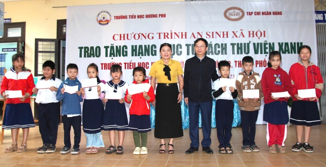 Tủ sách thư viện xanh chắp cánh cho hành trình học tập của các em học sinh Trường Tiểu học Hương Phú