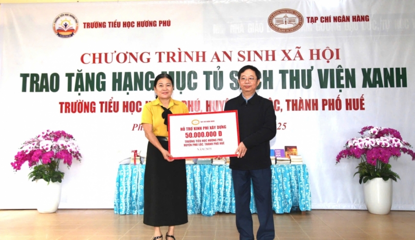 Tủ sách thư viện xanh chắp cánh cho hành trình học tập của các em học sinh Trường Tiểu học Hương Phú