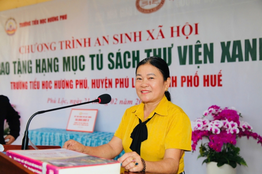 Tủ sách thư viện xanh chắp cánh cho hành trình học tập của các em học sinh Trường Tiểu học Hương Phú