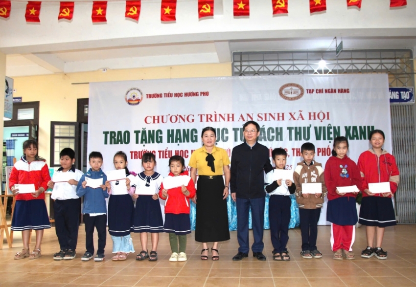 Tủ sách thư viện xanh chắp cánh cho hành trình học tập của các em học sinh Trường Tiểu học Hương Phú