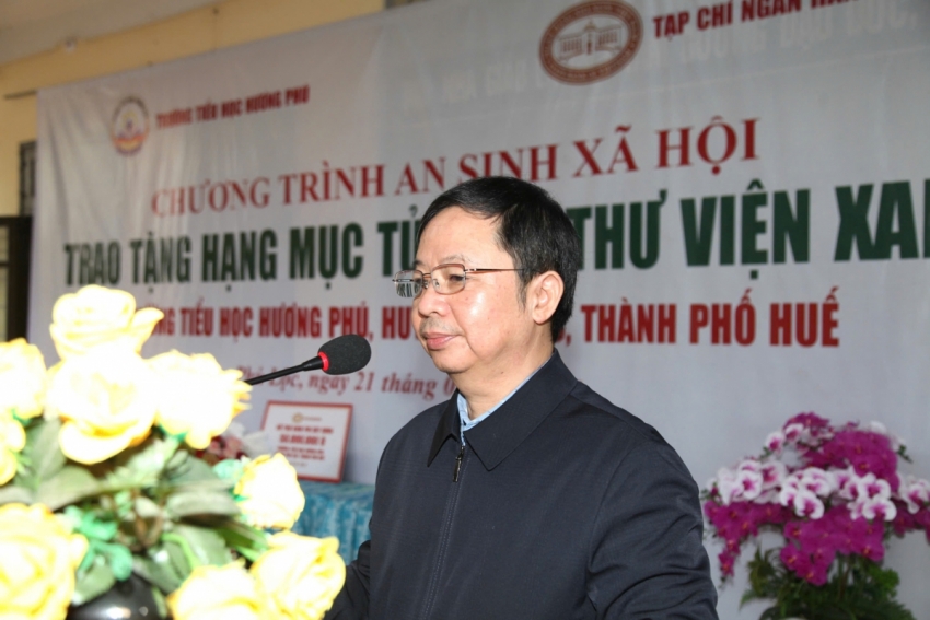 Tủ sách thư viện xanh chắp cánh cho hành trình học tập của các em học sinh Trường Tiểu học Hương Phú