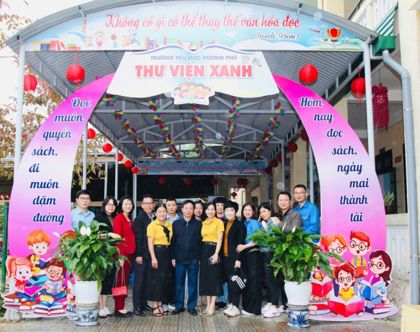 Tủ sách thư viện xanh chắp cánh cho hành trình học tập của các em học sinh Trường Tiểu học Hương Phú