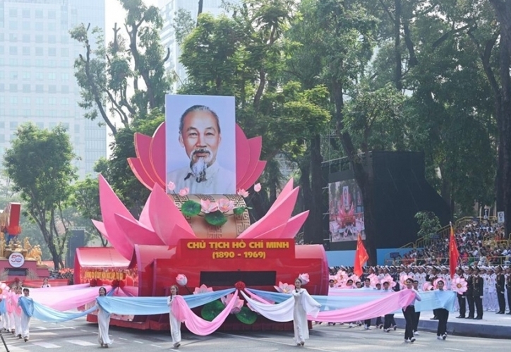 Bác vẫn cùng chúng cháu hành quân