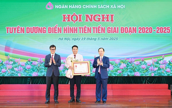 Phó Thống đốc Thường trực NHNN Đào Minh Tú (thứ nhất, bên phải) trao Huân chương Lao động hạng Ba của Chủ tịch nước tặng thưởng cho Trung tâm Đào tạo NHCSXH