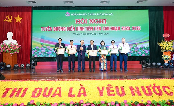 Phó Thống đốc Thường trực NHNN Đào Minh Tú (thứ ba, từ trái sang) trao tặng Danh hiệu “Chiến sĩ thi đua ngành Ngân hàng” cho các cá nhân của NHCSXH