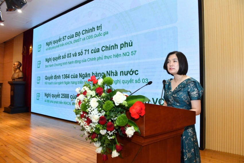 Bà Phùng Nguyễn Hải Yến - Phó Tổng Giám đốc Vietcombank chia sẻ kinh nghiệm đào tạo với “triết lý” giúp khách hàng làm quen và sử dụng thành thạo ngay từ lần đầu