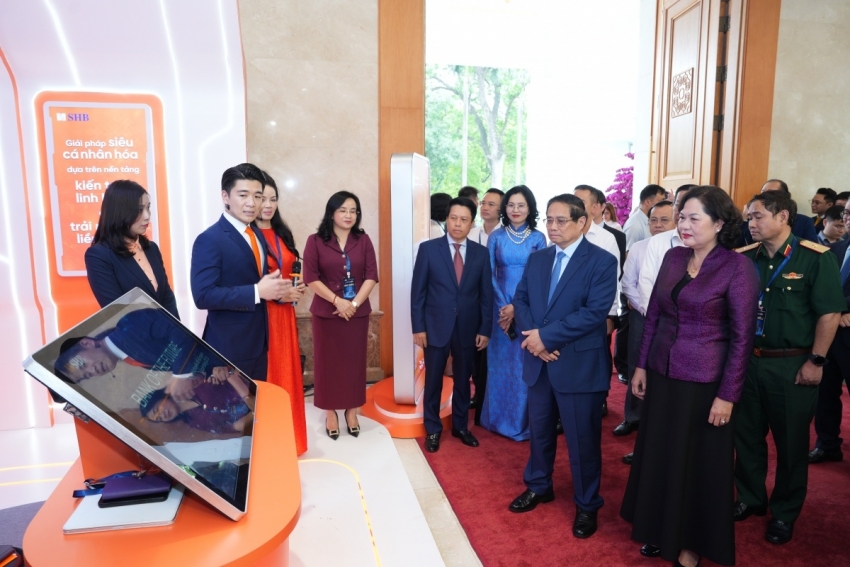 hủ tướng Chính phủ Phạm Minh Chính và Thống đốc NHNN Nguyễn Thị Hồng thăm gian hàng của SHB