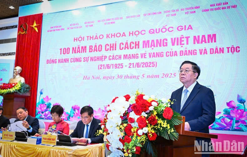 Đồng chí Nguyễn Trọng Nghĩa phát biểu kết luận Hội thảo