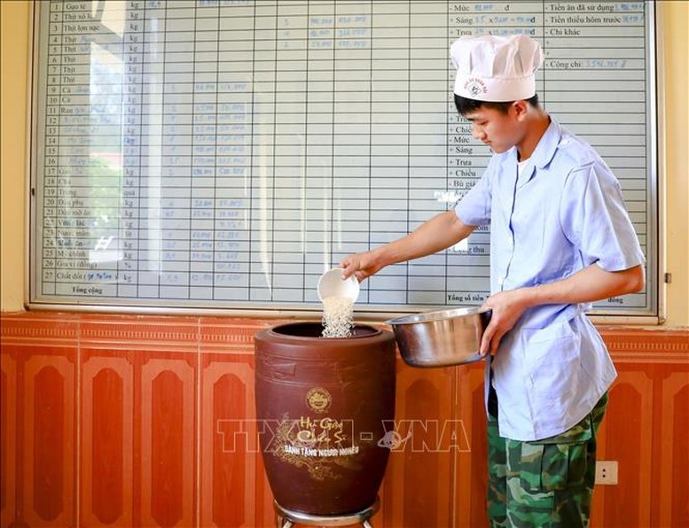 Tại Đồn Biên phòng Mường Mươn (huyện Mường Chà, tỉnh Điện Biên), trước mỗi giờ nấu cơm, chiến sĩ lại bớt một bát gạo để cho vào “Hũ gạo Chiến sĩ”