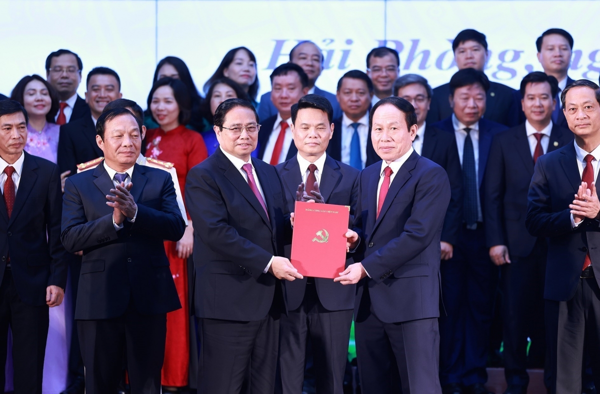Thủ tướng Phạm Minh Chính trao Quyết định của Bộ Chính trị về việc chỉ định Bí thư Thành ủy Hải Phòng (mới), nhiệm kỳ 2020-2025 cho đồng chí Lê Tiến Châu. Ảnh: Dương Giang-TTXVN