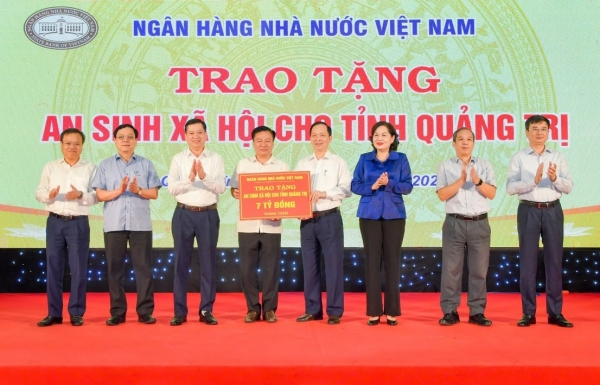 Ngân hàng Nhà nước trao tặng 7 tỉ đồng hỗ trợ an sinh xã hội tại Quảng Trị