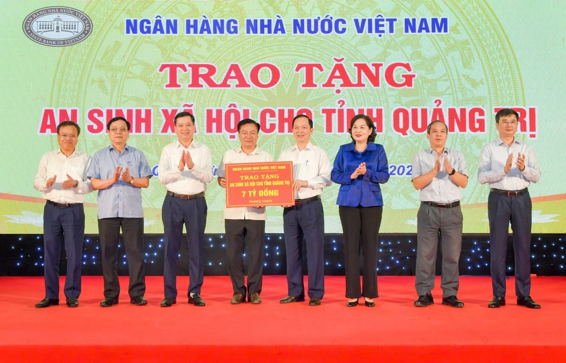 Ngân hàng Nhà nước trao tặng 7 tỉ đồng hỗ trợ an sinh xã hội tại Quảng Trị