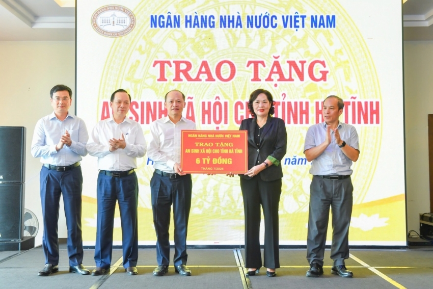Lãnh đạo NHNN trao biểu trưng tặng kinh phí cho tỉnh Hà Tĩnh thực hiện công tác an sinh xã hội
