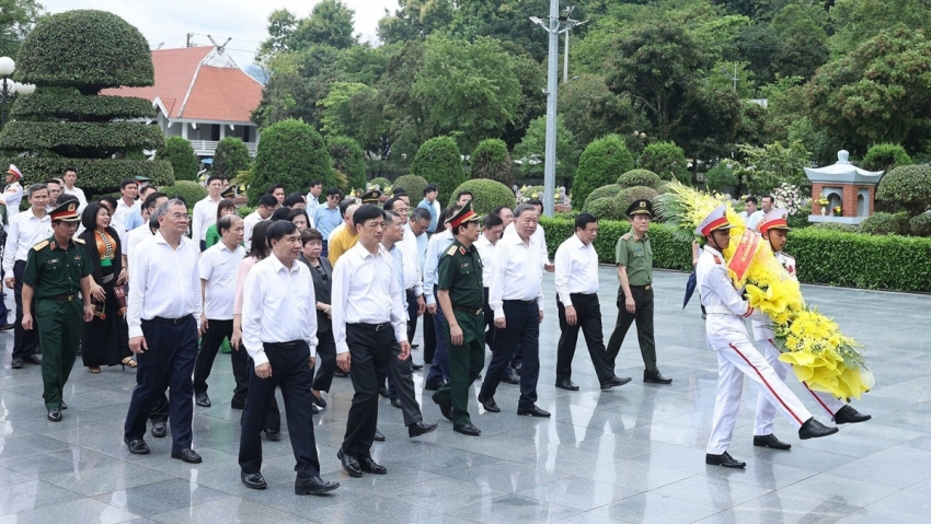 Tổng Bí thư Tô Lâm cùng đoàn công tác dâng hoa tưởng niệm tại Nghĩa trang Liệt sĩ quốc gia A1 (Ảnh: TTXVN)