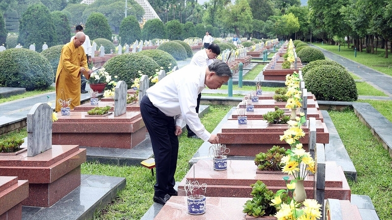 Tổng Bí thư Tô Lâm thắp hương tưởng niệm tại Nghĩa trang Liệt sĩ quốc gia A1 (Ảnh: TTXVN)