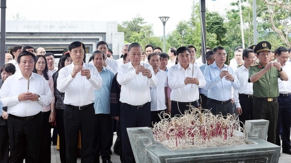 Tổng Bí thư Tô Lâm dâng hương tưởng niệm các anh hùng liệt sĩ tại Điện Biên