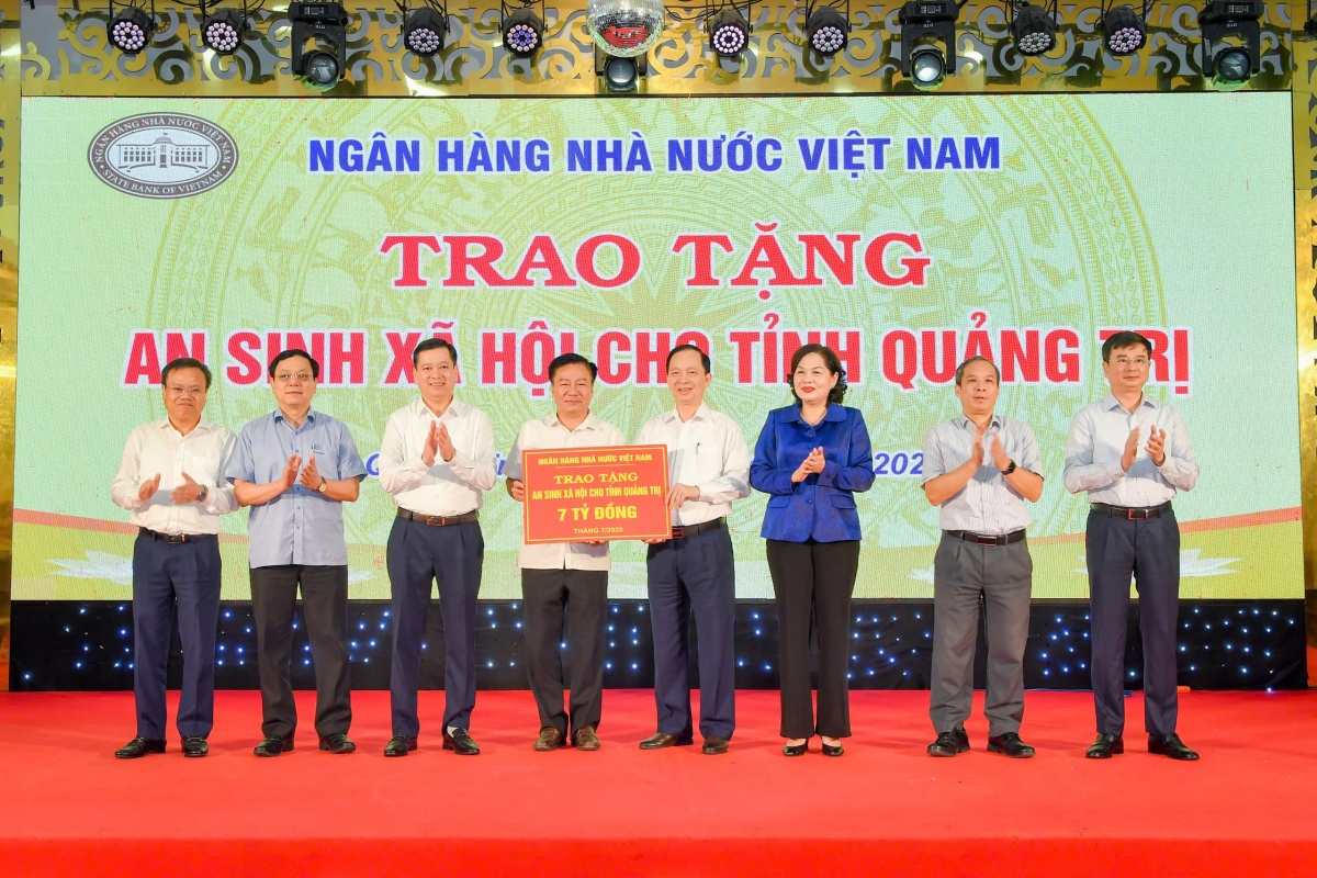 Lãnh đạo Ngân hàng Nhà nước trao biển tượng trưng tặng kinh phí cho tỉnh Quảng Trị để thực hiện công tác an sinh xã hội