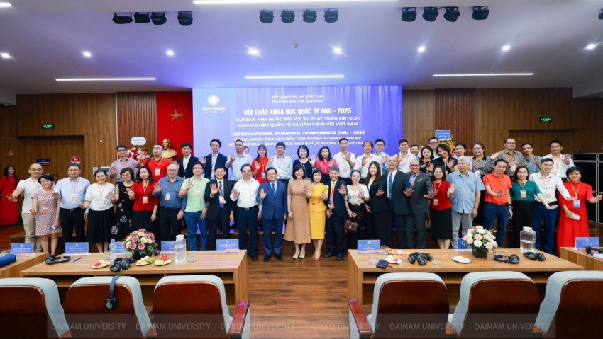 Các vị đại biểu chụp ảnh lưu niệm tại Hội thảo