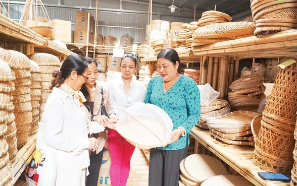 Phát huy vai trò của tổ chức tài chính vi mô trong nâng cao kỹ năng quản lý tài chính cá nhân cho phụ nữ