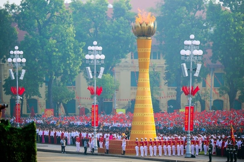 Ngọn lửa được Trung tướng, Anh hùng lực lượng vũ trang nhân dân Nguyễn Đức Soát, nguyên Phó tổng Tham mưu trưởng Quân đội nhân dân Việt Nam, người đã có thành tích đặc biệt xuất sắc, bắn rơi 6 máy bay của địch, trở thành một trong những phi công anh hùng của Quân đội nhân dân Việt Nam, thắp sáng lên đài lửa - Ảnh: VGP/Nhật Bắc