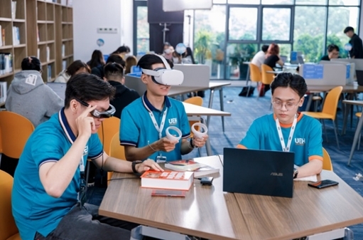 Sinh viên Việt Nam trải nghiệm học tập trong môi trường kỹ thuật số hiện đại, ứng dụng Metaverse – biểu tượng cho khát vọng đổi mới và tinh thần học tập suốt đời trong kỷ nguyên số Nguồn ảnh: website Đại học Kinh tế Thành phố Hồ Chí Minh (UEH)