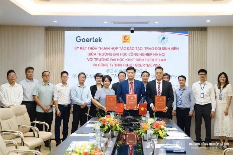 Lễ ký kết thỏa thuận hợp tác đào tạo, trao đổi sinh viên (3+1) giữa Đại học Công nghiệp Hà Nội - Đại học Khoa học kỹ thuật Điện tử Quế Lâm (Trung Quốc) - Công ty TNHH Khoa học kỹ thuật Goertek Vina: kết nối đào tạo – thực tập – việc làm trong chuỗi công nghiệp công nghệ cao.  Nguồn ảnh : website Đại học Công nghiệp Hà Nội (HaUI)