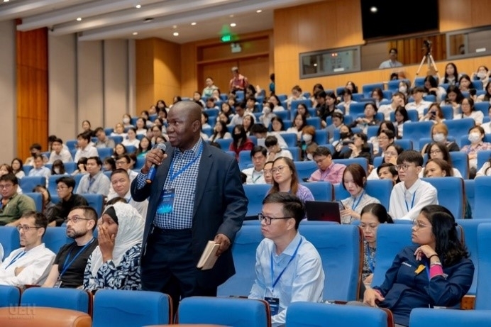 Các chuyên gia trong nước và quốc tế trao đổi về chuyển đổi số và phát triển bền vững tại Hội thảo “Khả năng chống chịu, phát triển bền vững và chuyển đổi số trong thế giới biến động: Góc nhìn từ Đông Nam Á”, TP. Hồ Chí Minh, tháng 6/2025 - Nguồn ảnh: Báo Nhân Dân điện tử.