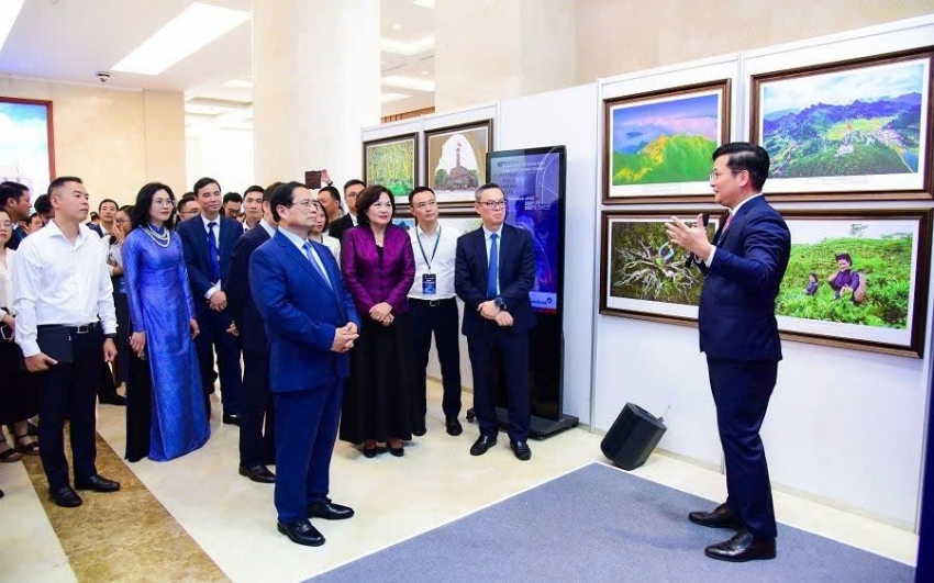 Ông Trần Công Quỳnh Lân - Phó Tổng Giám đốc VietinBank giới thiệu với Thủ tướng Chính phủ Phạm Minh Chính và Thống đốc NHNN Việt Nam Nguyễn Thị Hồng cùng các đại biểu về hoạt động chuyển đổi số tại gian hàng của VietinBank trong sự kiện Chuyển đổi số ngành Ngân hàng tháng 5/2025