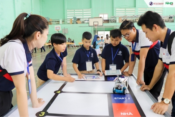 Giáo viên hướng dẫn học sinh tham gia học tập công nghệ tại lớp học STEAM - Nguồn ảnh: Báo Giáo dục & Thời đại Giáo viên hướng dẫn học sinh tham gia học tập công nghệ tại lớp học STEAM - Nguồn ảnh: Báo Giáo dục & Thời đại