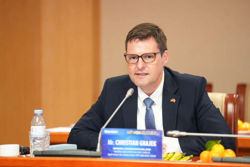 Ôông Christian Grajek - Trưởng điều phối khu vực Châu Á, Quỹ Hợp tác quốc tế các Ngân hàng Tiết kiệm Đức (DSIK) phát biểu tại Tọa đàm Ôông Christian Grajek - Trưởng điều phối khu vực Châu Á, Quỹ Hợp tác quốc tế các Ngân hàng Tiết kiệm Đức (DSIK) phát biểu tại Tọa đàm