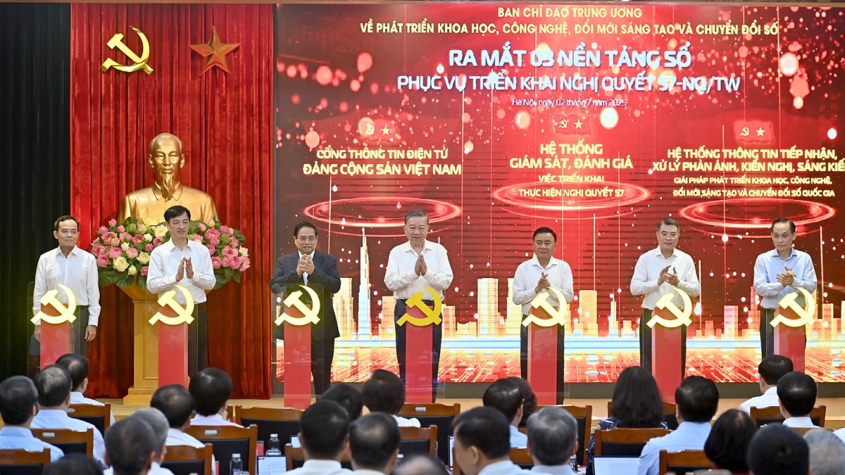 Tổng Bí thư Tô Lâm, Thủ tướng Phạm Minh Chính và các đồng chí lãnh đạo Đảng, Nhà nước thực hiện nghi thức ra mắt 3 nền tảng số phục vụ triển khai Nghị quyết số 57-NQ/TW (Ảnh: Báo Nhân dân điện tử)