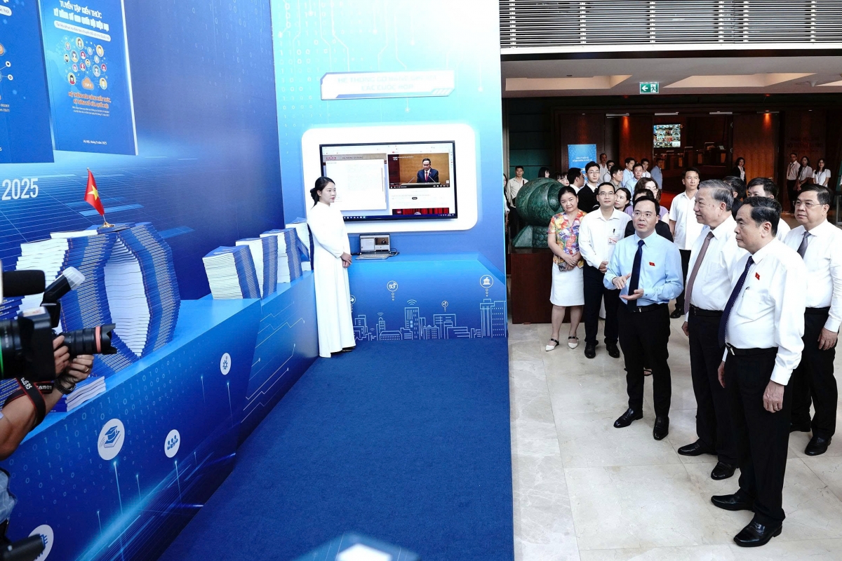Tổng Bí thư Tô Lâm, Chủ tịch Quốc hội Trần Thanh Mẫn và các đồng chí lãnh đạo dự Hội nghị chuyên đề “Bình dân học vụ số - Quốc hội số”. Ảnh: Vũ Hiếu - Cao Hoàng