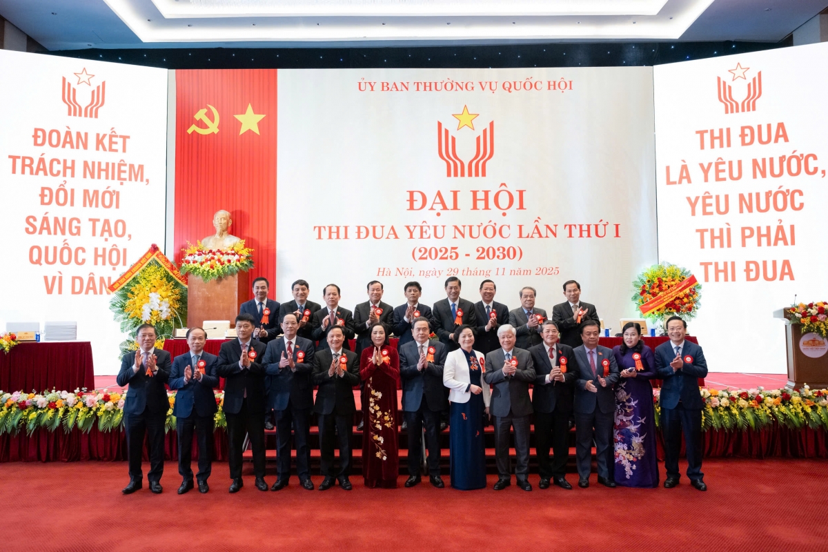 Chủ tịch Quốc hội Trần Thanh Mẫn chụp ảnh lưu niệm cùng các đại biểu tham dự Đại hội.  Ảnh: Vũ Hiếu