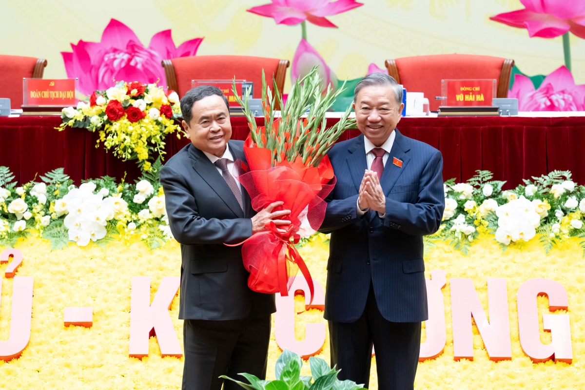 Tổng Bí thư Tô Lâm tặng hoa Chủ tịch Quốc hội Trần Thanh Mẫn, chúc mừng Đại hội Đảng bộ Quốc hội lần thứ I thành công tốt đẹp. Ảnh: Vũ Hiếu - Cao Hoàng
