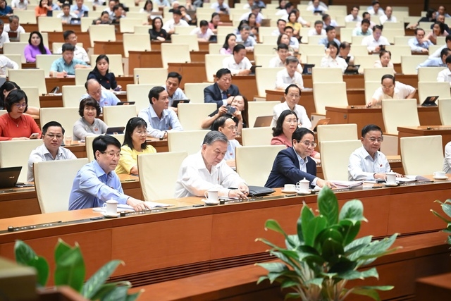 Tại Kỳ họp thứ 9, các đại biểu bấm nút thông qua Nghị quyết của Quốc hội sửa đổi, bổ sung một số điều của Hiến pháp năm 2013 bằng hình thức biểu quyết điện tử. Ảnh: Vũ Hiếu - Cao Hoàng