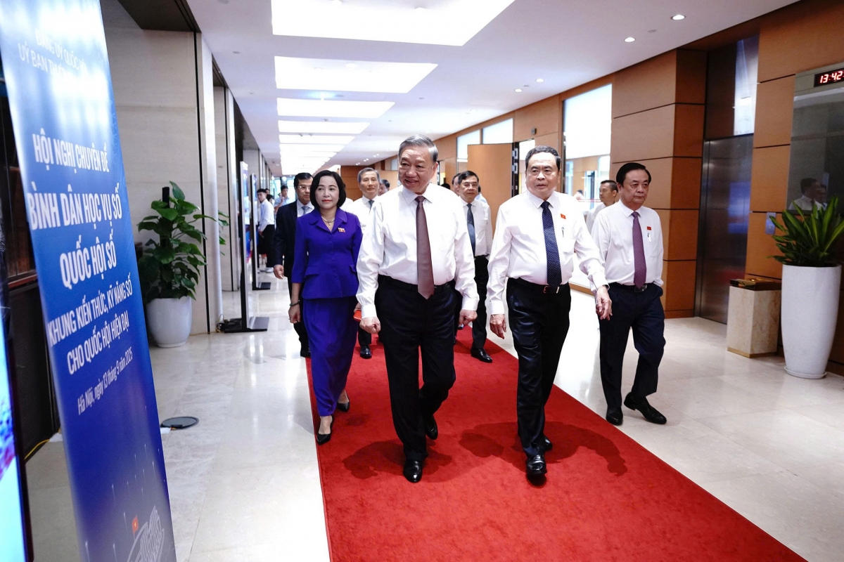 Tổng Bí thư Tô Lâm, Chủ tịch Quốc hội Trần Thanh Mẫn và các đồng chí lãnh đạo dự Hội nghị chuyên đề “Bình dân học vụ số - Quốc hội số”. Ảnh: Vũ Hiếu - Cao Hoàng