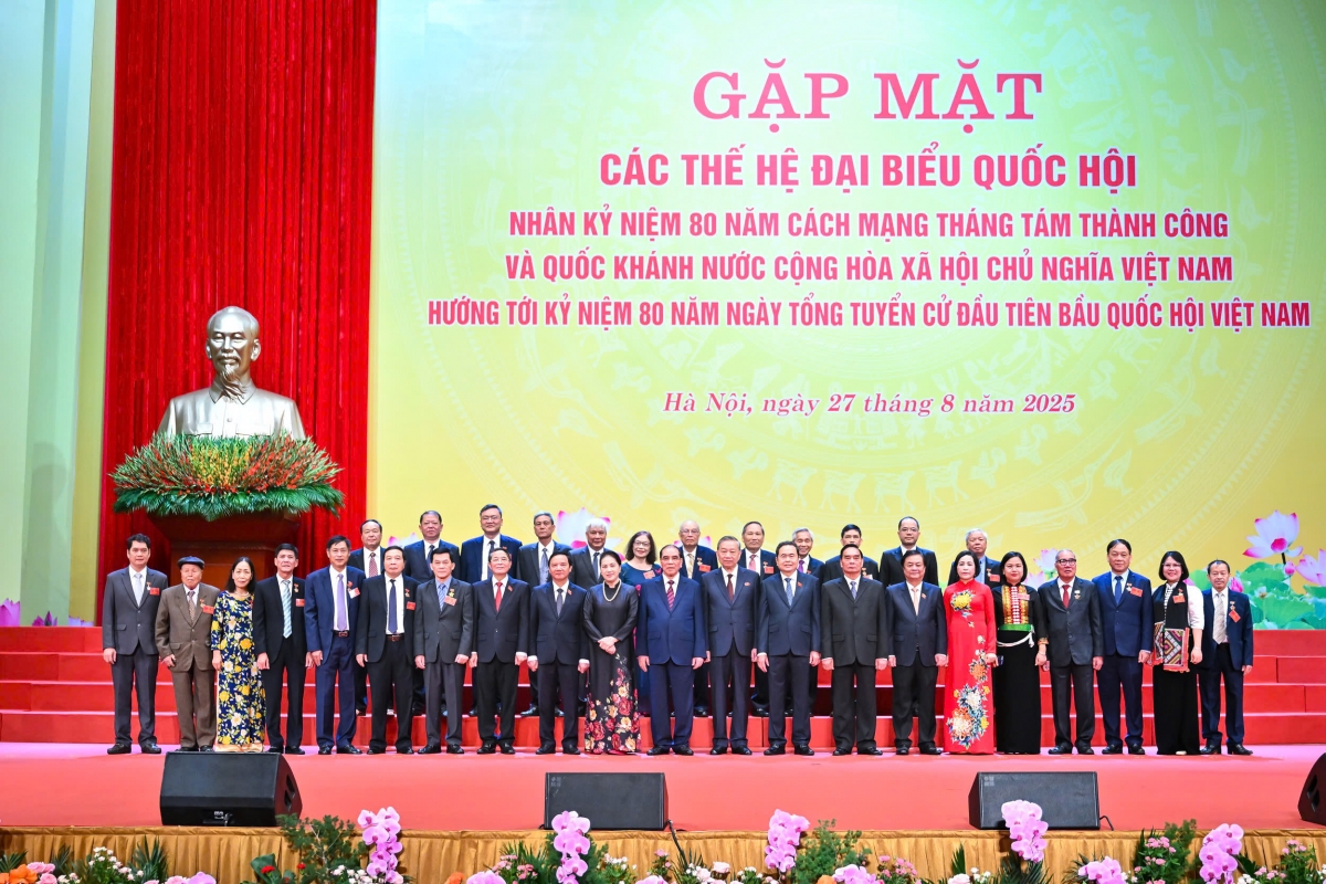 Tổng Bí thư Tô Lâm cùng các đồng chí lãnh đạo, nguyên lãnh đạo Đảng, Nhà nước chụp ảnh lưu niệm cùng các thế hệ đại biểu Quốc hội qua các thời kỳ