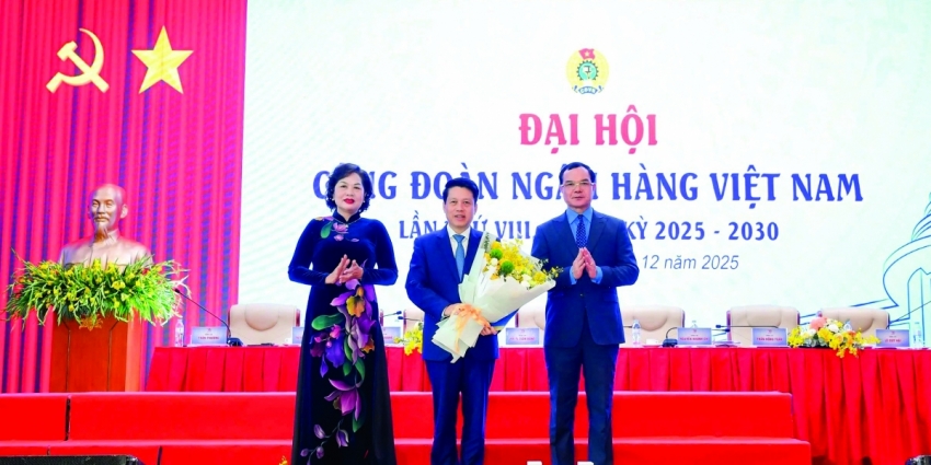 Chủ tịch Tổng Liên đoàn Lao động Việt Nam Nguyễn Đình Khang và Thống đốc NHNN Nguyễn Thị Hồng trao Quyết định, chúc mừng đồng chí Phạm Tiến Dũng - Phó Thống đốc NHNN, Chủ tịch Công đoàn Ngân hàng Việt Nam tại Đại hội Công đoàn Ngân hàng Việt Nam khóa VIII, nhiệm kỳ 2025 - 2030
