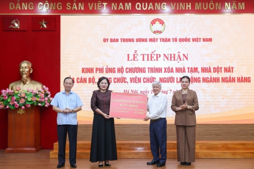 Công chức, viên chức, người lao động ngành Ngân hàng ủng hộ Chương trình xóa nhà tạm, nhà dột nát
