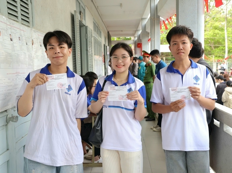 Sinh viên Đại học Cần Thơ lần đầu cầm trên tay thẻ cử tri, chuẩn bị thực hiện quyền và nghĩa vụ công dân trong ngày bầu cử - Ảnh: VGP/Thúy Hà