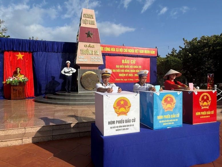 Cử tri Khu vực bỏ phiếu số 14 (đảo Trường Sa) bỏ phiếu bầu cử đại biểu Quốc hội khóa XVI và đại biểu HĐND các cấp nhiệm kỳ 2026 - 2031 - Ảnh: VGP