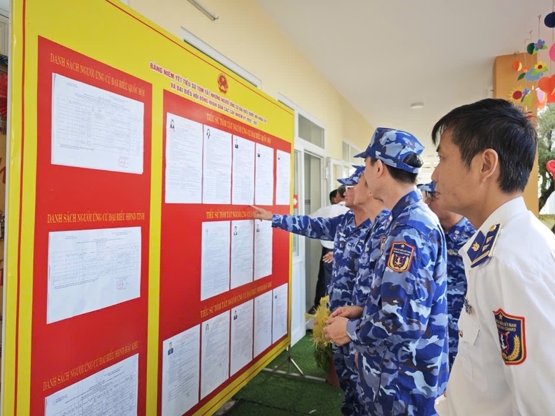 Sáng 15/3, tại đặc khu Lý Sơn, Tàu CSB 6001, Hải đội 211, Hải đoàn 21, Bộ Tư lệnh Vùng Cảnh sát biển 2 đã tạm gác lại hải trình tuần tra, thực hiện cập cảng Lý Sơn (Quảng Ngãi) để cán bộ, chiến sĩ thực hiện quyền công dân thiêng liêng - Ảnh: VGP