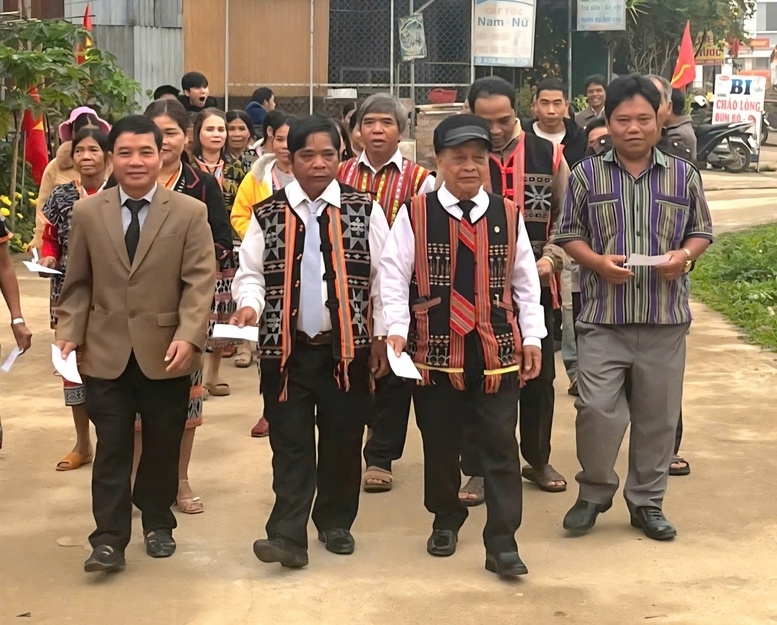 Cử tri các thôn xã biên giới Avương (TP. Đà Nẵng) nườm nượp đến khu vực bỏ phiếu để lựa chọn những đại biểu đủ đức, đủ tài - Ảnh: VGP/Nhật Anh