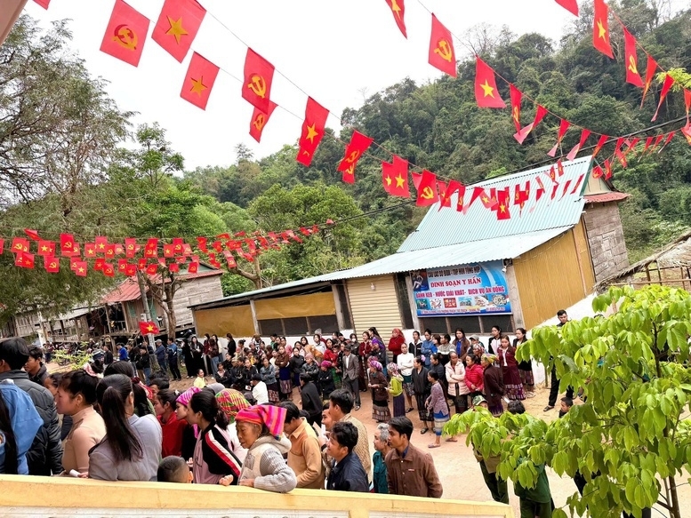 Đồng bào miền núi phía tây tỉnh Quảng Trị nô nức đi bầu cử - Ảnh: VGP/Nhật Anh