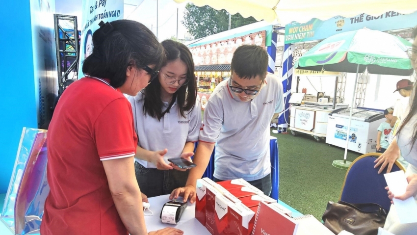 Khách hàng trải nghiệm sớm tính năng Napas Tap&Pay tại sự kiện Ngày Thẻ Việt Nam năm 2025 Khách hàng trải nghiệm sớm tính năng Napas Tap&Pay tại sự kiện Ngày Thẻ Việt Nam năm 2025