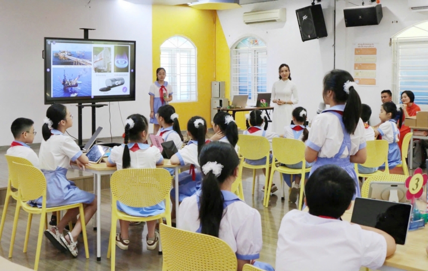 Cô giáo Nguyễn Thị Thu Hồng, Trường tiểu học Đinh Tiên Hoàng (Thành phố Hải Phòng) thực hiện tiết dạy “Thiên nhiên Việt Nam” tại phòng học thông minh (Nguồn ảnh: Chuyên trang An ninh Hải Phòng)