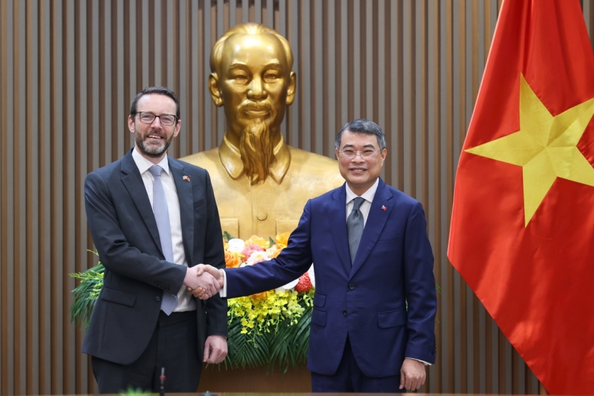 Thủ tướng Chính phủ Lê Minh Hưng tiếp Đại sứ Vương quốc Liên hiệp Anh và Bắc Ireland tại Việt Nam Iain Frew - Ảnh: VGP/Nhật Bắc