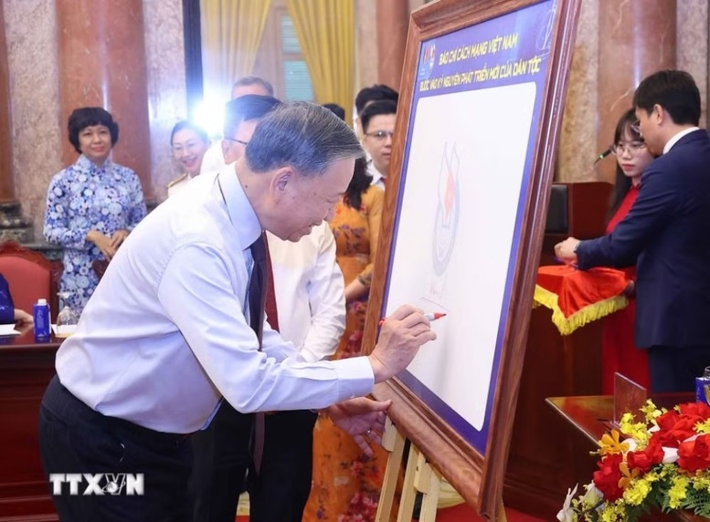 Tổng Bí thư, Chủ tịch nước Tô Lâm ký lưu niệm vào biểu trưng của Hội Nhà báo Việt Nam